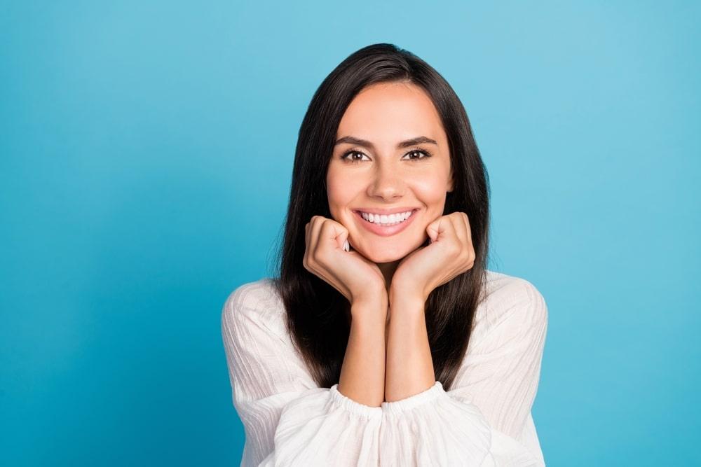 Mujer sonriendo tras completar su rehabilitación de boca completa