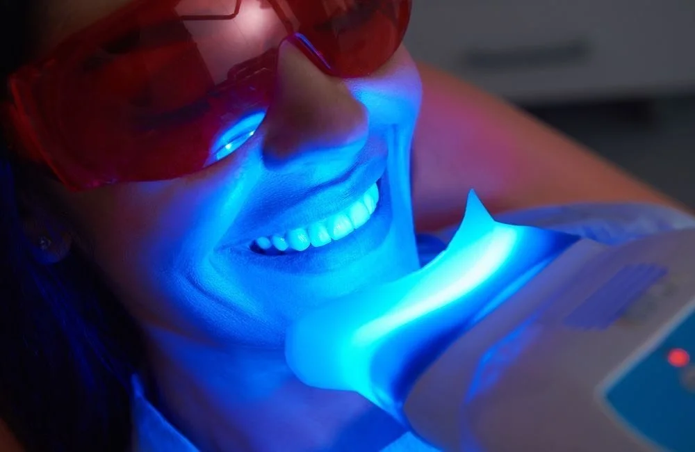Paciente durante una sesión de blanqueamiento dental con lámpara de luz fría en Centre Mèdic Basté